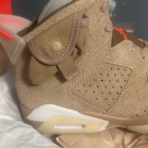 Travis Scott! Jordan kicks! Never worn brand new! Includes back pack/dustpack - Picture 3 of 12